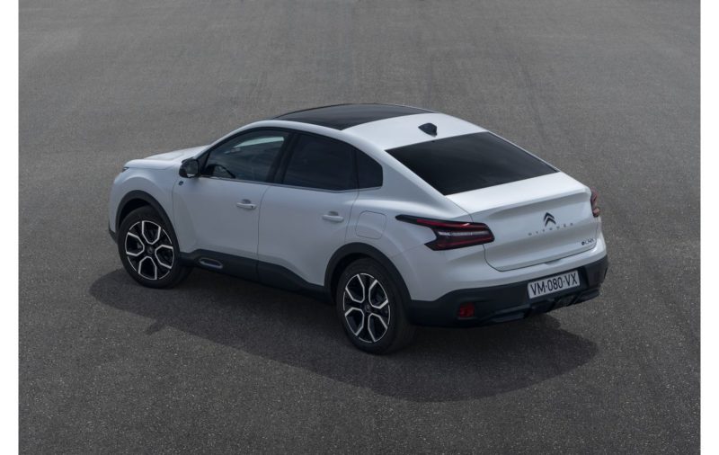 Der neue Citroën ë-C4 X vereint Eleganz eines Fließhecks mit Finesse eines 4-Türers und Dynamik eines SUV